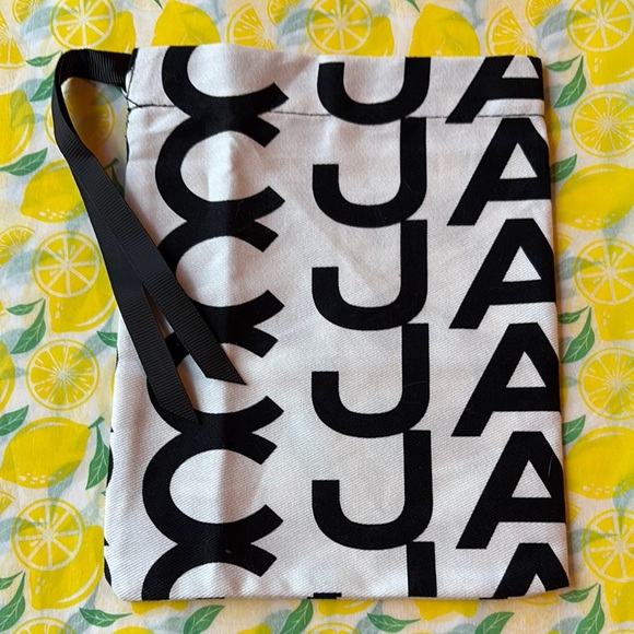 MARC JACOBS Handbags - 🍋 MARC JACOBS POUCH 🍋 NWOT 🍋